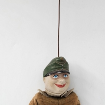 בובה מזרח אירופאית בדמות שוטר (?) אוחז בכוס שיכר גדולה כשהוא בתפקיד