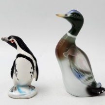 לוט של 2 פסלוני פורצלן ישנים בדמות ציפורים (ברווז ופינגווין), מעוטרים בצביעת יד