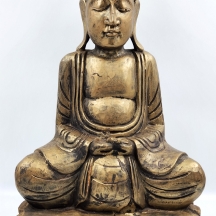 פסל אסייתי דקורטיבי ישן בדמות בודהה, עשוי עץ מגולף צבוע בגוון זהב