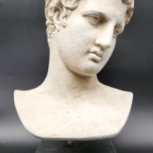 'נער המרתון' העתק עכשווי עשוי חומר יצוק ובסיס שיש שחור, על פי העתיקה