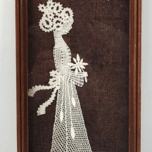 תמונת תחרה צ'כית, רקומה בעבודת יד, ממוסגרת