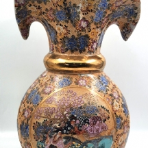 כד סיני גדול מיימדים בסגנון סטסומה יפני, עשוי חרסינה מעוטרת באמייל ובזהב, חתום