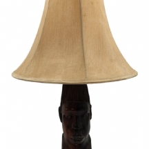 מנורה שולחנית אפריקאית ישנה, הבסיס (הרגל) עשוי עץ מגולף, אהיל בד