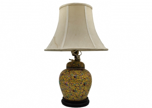 מנורה שולחנית ישנה, הבסיס (הרגל) עשוי חרסינה סינית מעוטרת (Famille jaune)