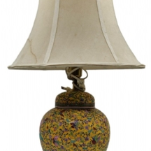 מנורה שולחנית ישנה, הבסיס (הרגל) עשוי חרסינה סינית מעוטרת (Famille jaune)