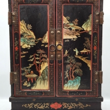 ארונית סינית ישנה ויפה, עשויה עץ מצוייר, התקני מתכת