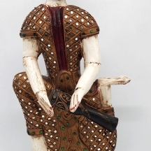 קישוט שולחני תאילנדי ישן בדמות רקדנית בלבוש מסורתי, עשוי עץ, מצוייר ומעוטר מראות