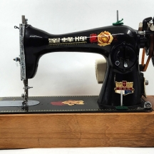 מכונת תפירה חשמלית ישנה