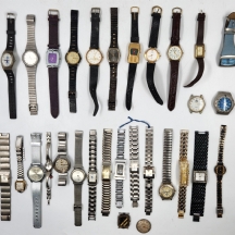 לוט של 30 שעוני יד ומנגנונים משומשים.