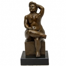 פסל ברונזה בדמות אישה עירומה יושבת