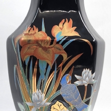 כד איטלקי דקורטיבי, עשוי חרס מעוטר בהדפס של שלדג על רקע צמחי מים, חתום