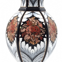 כד איטלקי דקורטיבי, עשוי חרס מעוטר בהדפס של פרחים על רקע עלים לבנים, חתום