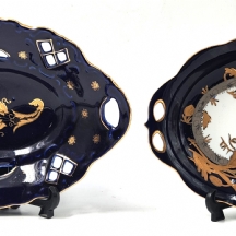 לוט של 2 כלי פורצלן ישנים מעוטרים בקובלט כחול, אחד חתום, יצרנים ודגמים שונים