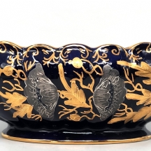 כלי פורצלן רומני ישן מעוצב בצורת סירה, מעוטר בזהב על רקע קובלט כחול, חתום