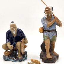לוט של 2 פסלי קרמיקה סינים מתוצרת שיוואן (Shiwan ware) בדמות דייגים, עשויים חימר