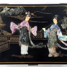 תיבת תכשיטים סינית שולחנית עשויה עץ, מעוטרת לכה שחורה ומשובצת אבנים טבעיות שונות