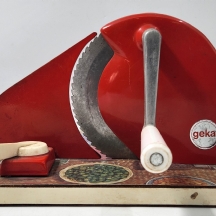 לחובבי וינטג' וכלי מטבח ישנים - פורס לחם ידני