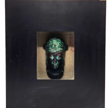 פסל ראש סיני ישן, עשוי יציקת פליז, צבוע, נתון במסגור תיבה, חתום