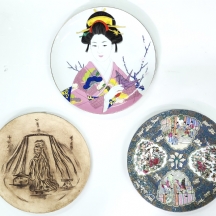 לוט של 3 צלחות קרמיקה ופורצלן דקורטיביות