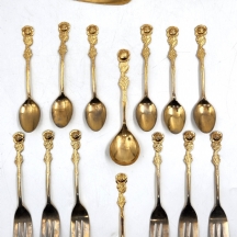 סט סכו"ם עשוי מתכת מוזהבת