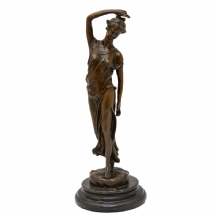 פסל ברונזה בדמות אישה