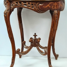 שולחן ישן בסגנון עתיק