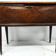 רהיט ישן, עשוי עץ מצופה פורניר