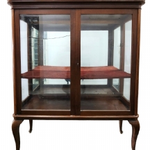 ארון תצוגה עתיק (ויטרינה), עשוי עץ וזכוכית, משנת 1920 בקירוב, גובה 166 ס"מ, עומק