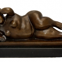 פסל ברונזה בדמות אישה עירומה שוכבת