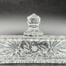 כלי קריסטל לחמאה ומכסה תואם מעוטרים בליטוש יד