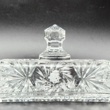 כלי קריסטל לחמאה ומכסה תואם מעוטרים בליטוש יד