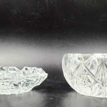 לוט של 2 מאפרות שולחניות ישנות עשויות זכוכית וקריסטל