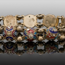 צמיד רוסי עתיק עשוי כסף מצופה זהב ומעוטר באמייל