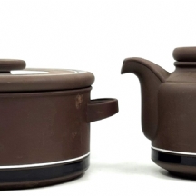 לוט של 2 כלי קרמיקה עכשווים (סיר וקומקום)