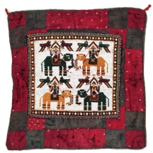 ציפה לכרית עשויה בד ורקומה חרוזי זכוכית