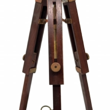 בסיס (רגל) למנורה, מעוצב בצורת טריפוד