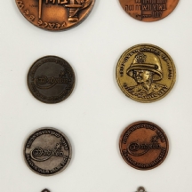 לוט של 8 מדליות וסמלים ישנים ושונים