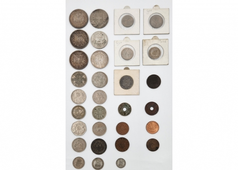 לוט של 32 מדליות סמלים ומטבעות ישנים ושונים