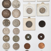 לוט של 32 מדליות סמלים ומטבעות ישנים ושונים