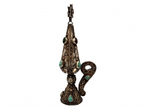 כלי בשמים להבדלה בסגנון טורקמני, עשוי כסף נמוך ומשובץ אבנים צבעוניות שונות, גובה