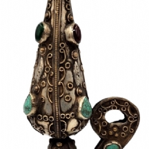 כלי בשמים להבדלה בסגנון טורקמני, עשוי כסף נמוך ומשובץ אבנים צבעוניות שונות, גובה