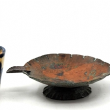 לוט של 5 חפצי ישראליאנה ישנים שונים, לכלי קרמיקה הארמני פגמים לשפה