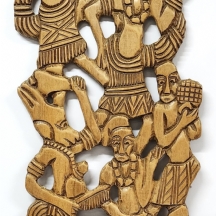 לוח עץ אפריקאי גדול מגולף בעבודת יד אמן בעץ בהיר (בחלק התחתון כתם כהה / מצולם)