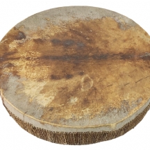 תוף אפריקאי ישן וגדול מאד עשוי עץ, חבל ועור חיה - יכול לשמש גם כשולחן סלוני