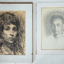 'דיוקנות' - לוט של 2 רישומים, עיפרון ופחם על נייר