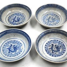 סט של 4 קעריות סויה סיניות ישנות, דקורטיביות, מעוטרת בהדפס בכחול קובלט, חתומות