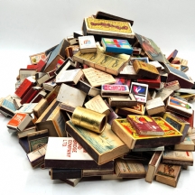 לוט גדול של מאות קופסאות גפרורים ישנות