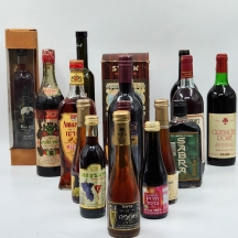 לוט של 17 בקבוקי יין ומשקאות חריפים ישראליים ישנים