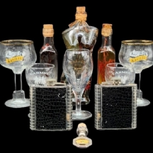 לוט של 11 פריטים ישנים שונים, הכולל: 5 גביעי יין, 2 פלאסקים