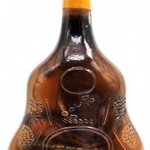 בקבוק זכוכית ובו משקה אלכוהולי לא מזוהה